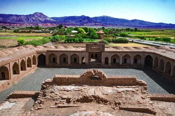 کاروانسرای جهانی "مهر" آغوش گشوده به روی گردشگران حاشیه کویر "داورزن"